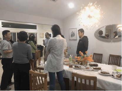 聚餐结束后，大家还热烈地讨论着，久久不愿离去